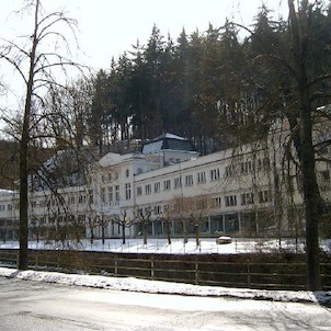 Galerie umění 3, Postavena původně jako vzorkovna zboží Chebské živnostenské a obchodní komory. Od roku 1953 je zde výhradně galerie umění. Dvě křídla se zajímavým středním členěním. Postavena roku 1912, Architekt Seitz