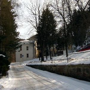 Galerie umění 1, Postavena původně jako vzorkovna zboží Chebské živnostenské a obchodní komory. Od roku 1953 je zde výhradně galerie umění. Dvě křídla se zajímavým středním členěním. Postavena roku 1912, Architekt Seitz