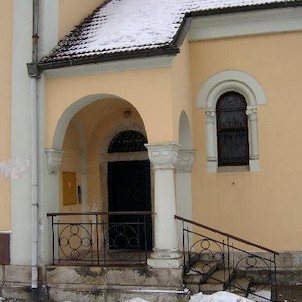 Boční vchod, Kostel Povýšení sv.kříže v Karlových Varech – Rybářích.