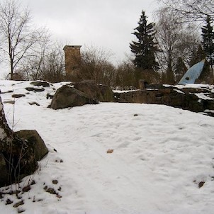 Bříza, Nejstarší dochovaný objekt města Karlovy Vary. Vznikl patrně ve 2. pol. 13. stol. v rámci kolonizace.