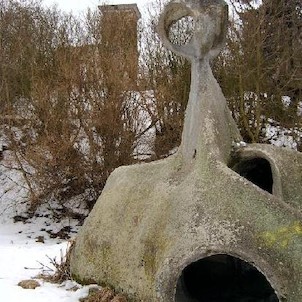 Plastika, Nejstarší dochovaný objekt města Karlovy Vary. Vznikl patrně ve 2. pol. 13. stol. v rámci kolonizace.