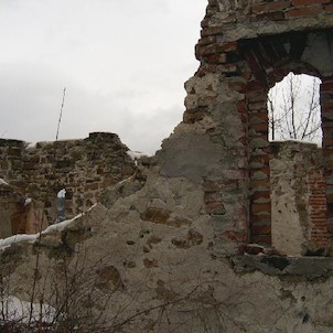 Ruina kostela, Nejstarší dochovaný objekt města Karlovy Vary. Vznikl patrně ve 2. pol. 13. stol. v rámci kolonizace.