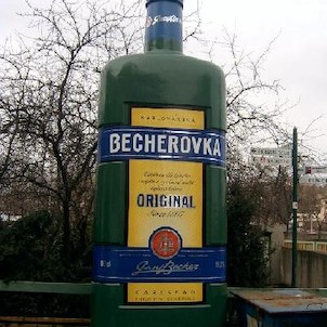 Jan Becher Muzeum 2, Nachází se přímo v centru Karlových Varů. Přímo v prostorách muzea je milé překvapení: ochutnávka výtečné Becherovky. Procházka historickými sklepy, množství unikátních dobových exponátů a fotografií. Projekce filmu, který možná poodh