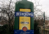 Jan Becher Muzeum 2, Nachází se přímo v centru Karlových Varů. Přímo v prostorách muzea je milé překvapení: ochutnávka výtečné Becherovky. Procházka historickými sklepy, množství unikátních dobových exponátů a fotografií. Projekce filmu, který možná poodh