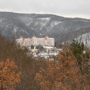 Tři kříže 12, Tři velké dřevěné kříže jsou podobenstvím biblické Golgoty, byly postaveny kolem roku 1640 jako výraz vítězné rekatolizace města a kraje, který byl předchozích 100 let oddán víře luteránské. Vrch je opředen četnými strašidelnými pověstmi o b