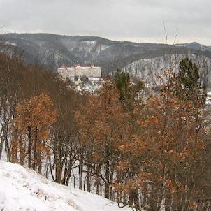 Tři kříže 16, Tři velké dřevěné kříže jsou podobenstvím biblické Golgoty, byly postaveny kolem roku 1640 jako výraz vítězné rekatolizace města a kraje, který byl předchozích 100 let oddán víře luteránské. Vrch je opředen četnými strašidelnými pověstmi o b