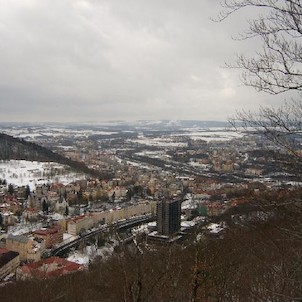 Tři kříže 25, Tři velké dřevěné kříže jsou podobenstvím biblické Golgoty, byly postaveny kolem roku 1640 jako výraz vítězné rekatolizace města a kraje, který byl předchozích 100 let oddán víře luteránské. Vrch je opředen četnými strašidelnými pověstmi o b