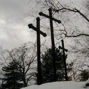 Tři kříže 34, Tři velké dřevěné kříže jsou podobenstvím biblické Golgoty, byly postaveny kolem roku 1640 jako výraz vítězné rekatolizace města a kraje, který byl předchozích 100 let oddán víře luteránské. Vrch je opředen četnými strašidelnými pověstmi o b