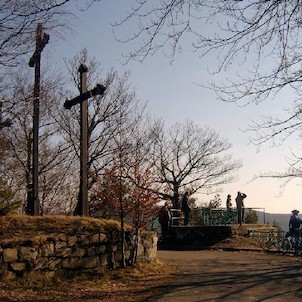 Tři kříže jaro 22, Tři velké dřevěné kříže byly postaveny kolem roku 1640 jako výraz vítězné rekatolizace města.