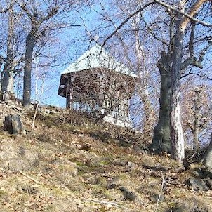 Tři kříže jaro 59, Tři velké dřevěné kříže jsou podobenstvím biblické Golgoty, byly postaveny kolem roku 1640 jako výraz vítězné rekatolizace města a kraje, který byl předchozích 100 let oddán víře luteránské. U Tří křížů stávala restaurace a zvláštní alt