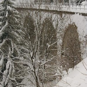 Oblouky mostu, Technickoku zajímavostí obce Pernink v Krušných Horách je impozantní klenutý kamenný viadukt.