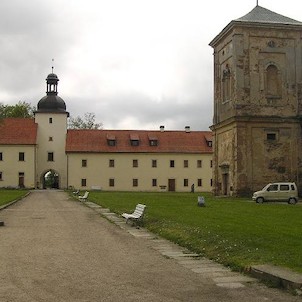 Klášter Teplá, pohled od vstupu do kostela k bráně