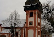 Kostel na náměstí ve Valči
