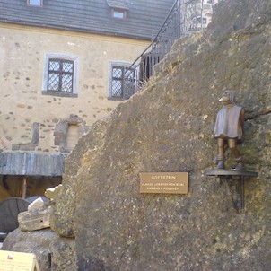 Die Sagengestalt Gottstein im Burghof