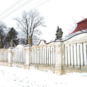 Zámek, Zeď obklopující zámek a park