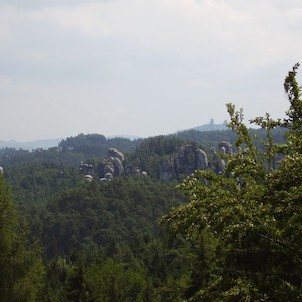 Pohled na vzdálenou zříceninu Trosky