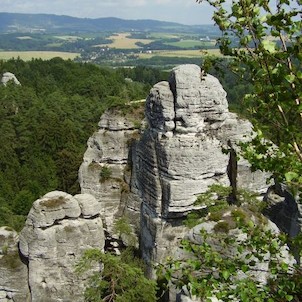 Jeden z několika mohutných skalních masivů
