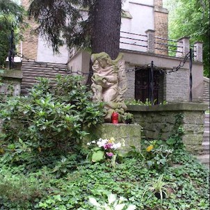 socha před kostelem v Rokoli
