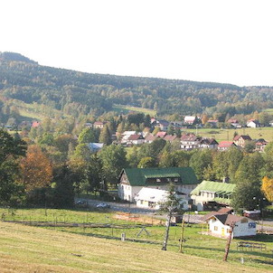 Podzimní pohled na obec Deštné v O.h.