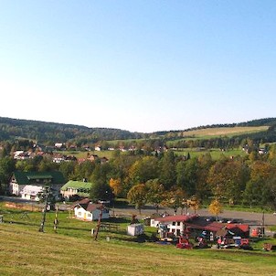 Pohled na obec Deštné v O.h. - směrem ke