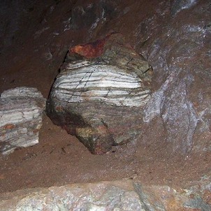 Důl v Obřím dole, Hornina s rudou