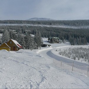 Malý Šišák a silnice na Špindlerovku