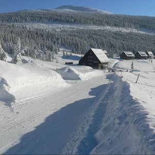 Malý Šišák a silnice na Špindlerovku