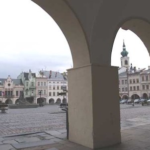 Krakonošovo náměstí s věží Radnice a kostela Narození Panny Marie v pozadí