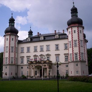 Zámek ve Vrchlabí, Zámek a sídlo městského úřadu ve Vrchlabí. Zámek leží v parku nedaleko náměstí.