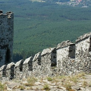 Záběr hradeb a obranné věže