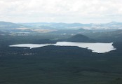 pohled z věže Bezdězu na Máchovo jezero