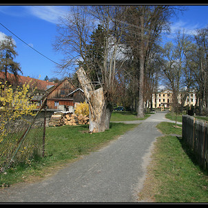 Pohled na zámek při odchodu z obce Zahrádky