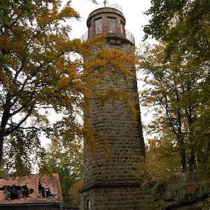 Rozhledna Proseč, V pozadí zdevastovaná chata Nad Prosečí. Říjen 2006.