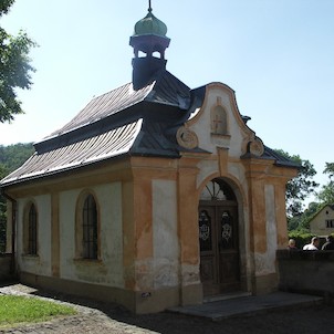 Kapelle vor der Kirche