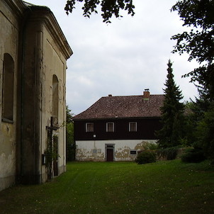 Kostel a fara v Hlavici