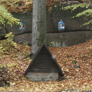 Studánka v serpentinách nad Raspenavou