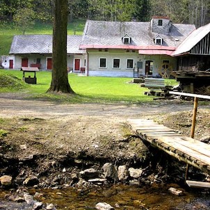 pohled přes potok