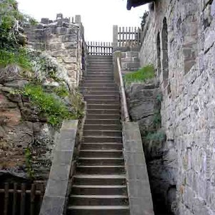 schody ve skalní části hradu