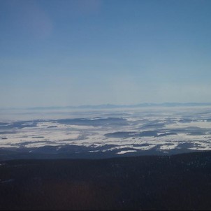 Výhled z rozhledny, na horizontu hřeben Beskyd, uprostřed Lysá hora, napravo od ní obrysy Malé Fatry, Kromě Malé Fatry (vpravo od Lysé hory), byly vidět i obrysy Tater (vlevo od Lysé). Záběr je zkreslen focením přes sklo, bohužel snímky od paty rozhledny