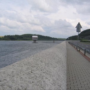 Slezská Harta, Přes hráz přehrady vede silnice