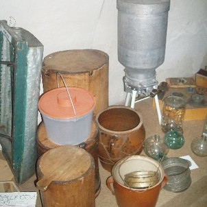 v expozici muzea včelařství - nádoby pro stáčení medu