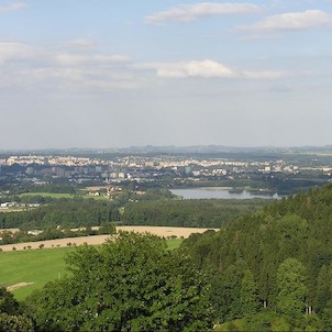 pohled z rozhledny na Olešnou, v pozadí Frýdek-Místek