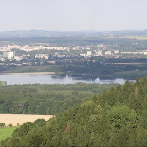pohled z rozhledny na Olešnou, v pozadí Frýdek-Místek