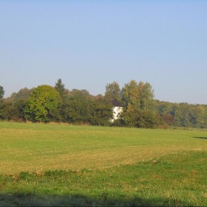 Pohled ze silnice mezi Horním a Dolním Sklenovem