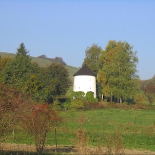 Pohled ze silnice mezi Horním a Dolním Sklenovem