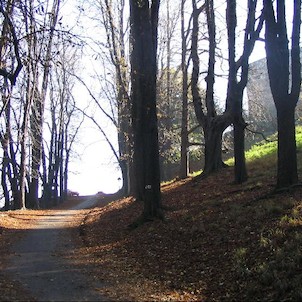 na vrcholu vrchu před hradem