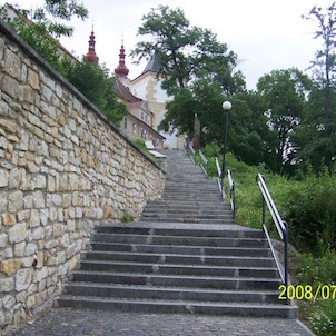 schody kolem hradeb