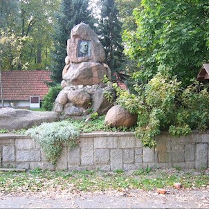 Pomník básníka Josepha Eichendorffa, Pomník tvoří několik velkých bludných kamenů spojených v obelisk, na němž je bronzová deska s reliéfem jeho tváře a jménem Joseph Freiherr Eichendorff 1788-1857 (Josef svobodný pán Eichendorff). Památník byl slavnostně