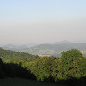 Výhled při sestupu z vrcholu na Strážnici