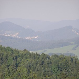 Výhled při sestupu z vrcholu na Strážnici - zoom, Trůba, Kotouč, Bílá hora